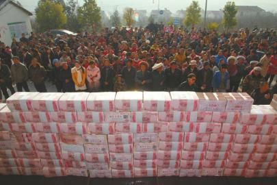 村民領(lǐng)取“年底分紅”。