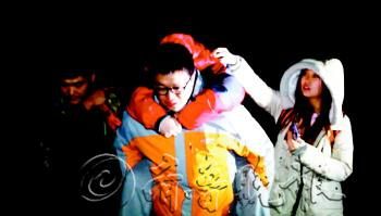 　途中女隊友小妮突發(fā)高燒，男隊員輪流背了她三個小時，直到網(wǎng)友開車來接