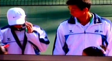 網(wǎng)友曝李娜九運會領(lǐng)獎臺上疑被當(dāng)眾扇耳光(圖) 網(wǎng)友曝李娜九運會領(lǐng)獎臺上疑被當(dāng)眾扇耳光(圖)