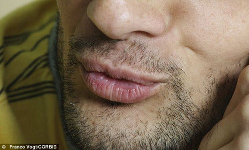 好色劫匪搶劫珠寶后親吻老板娘，留下的口水DNA成為了落網(wǎng)證據(jù)。