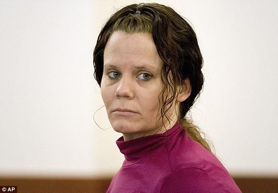 2月12日，勒死朋友并剖腹取嬰的柯里出庭受審。