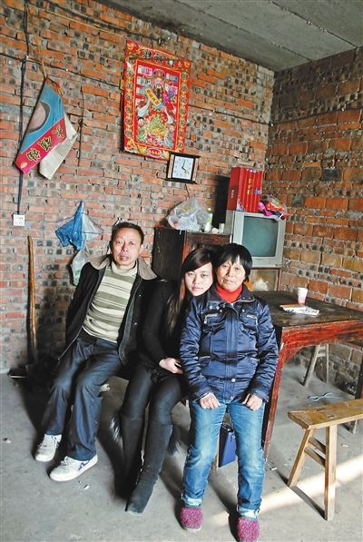 超生女謝先梅(中)、養(yǎng)父謝運才（左）、謝運才的嫂子唐富秀