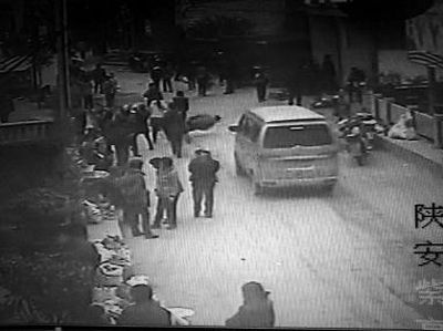 監(jiān)控錄像顯示，劉某側(cè)身行走時(shí)不慎跌倒，王某途經(jīng)此處時(shí)將其扶起（圖中畫(huà)圈處） 通訊員 何春地 攝