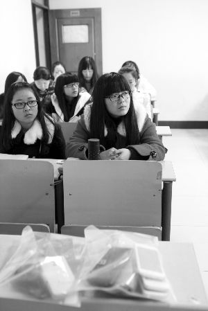 在限時(shí)斷網(wǎng)前，江大已有發(fā)起拒絕手機(jī)低頭族活動(dòng)，圖為設(shè)立了手機(jī)暫存袋的課堂 吳奕 攝