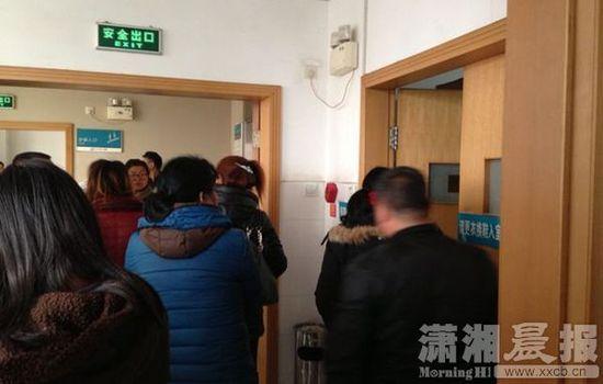 ICU搶救室前家屬。圖|瀟湘晨報記者 陳斌