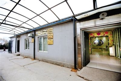 2月25日，北京石景山醫(yī)院，太平間旁的一間辦公室外掛有“八寶山殯儀館石景山醫(yī)院服務站”的牌子。本版攝影/新京報記者 王叔坤