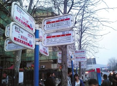 3月16日，江蘇省南京市，眾多乘客在“火車站廣場東”站臺候車。圖/東方IC