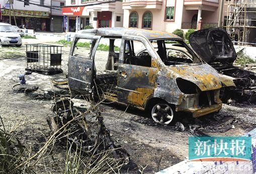 涉事面包車燒剩鐵殼。