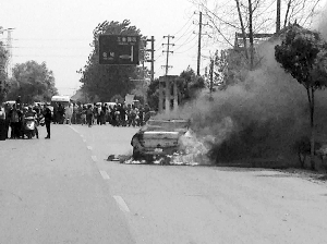 寶馬后備箱裝滿鞭炮接新娘 半路被引燃燒成空殼 寶馬后備箱裝滿鞭炮接新娘 半路被引燃燒成空殼