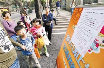 昨日，中華路小學(xué)貼出告示，提醒家長(zhǎng)不要相信傳言。