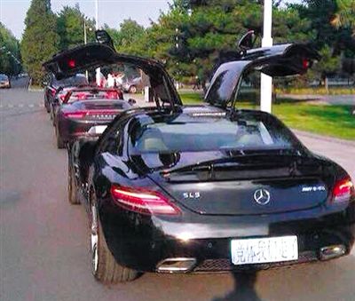 近日，一組“北體大畢業(yè)典禮豪車云集堪比車展”組圖在網(wǎng)絡(luò)爆紅。網(wǎng)絡(luò)截圖