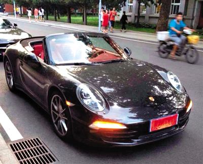 近日，一組“北體大畢業(yè)典禮豪車云集堪比車展”組圖在網(wǎng)絡(luò)爆紅。網(wǎng)絡(luò)截圖