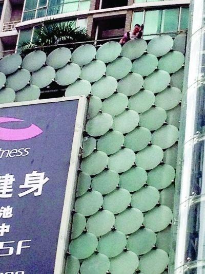 環(huán)亞廣場5樓露臺上，有一男子揚言跳樓。