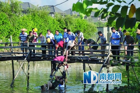 救援人員合力打撈起落水女孩，后經醫(yī)護人員確認已經死亡。受訪者供圖