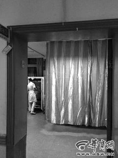 昨晚9時許，急診室簾后，6歲的小女孩靜靜地躺著 記者 卿榮波 攝