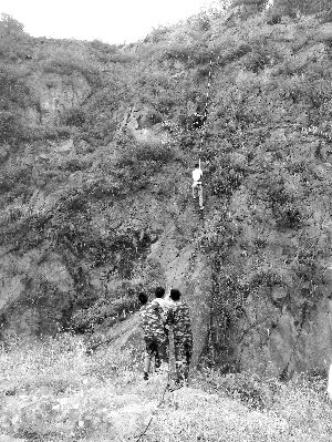 經(jīng)過三個半小時的緊張救援，半山腰的男子被成功救下 消防供圖