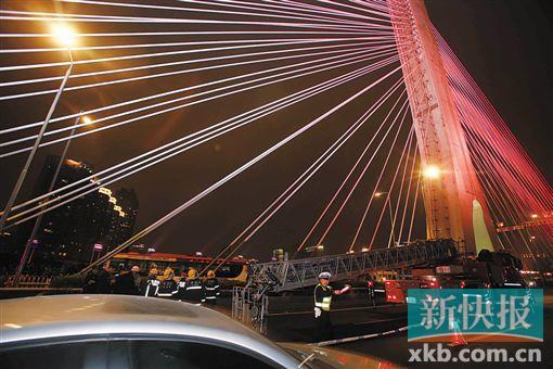昨日深夜，橋上東側(cè)空出兩條車道用來救援。