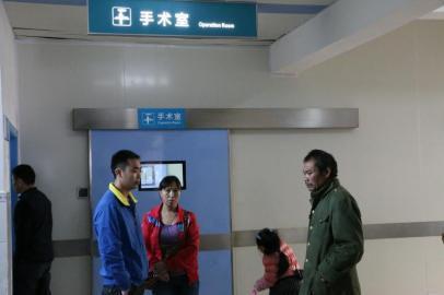 宇宇的父母和爺爺一直守候在手術(shù)室外。