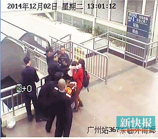 民警果斷將孩子救下,并控制跳樓男子。 通訊員圖(視頻截圖)