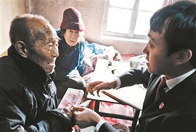 法官送去贍養(yǎng)費(fèi)。