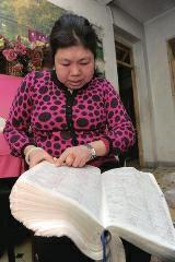 背單詞，是很多學(xué)生學(xué)習(xí)英語時(shí)最頭疼的事兒，而西安51歲大學(xué)英語老師李艷芝在兩年內(nèi)背完《英漢大詞典》22萬個(gè)英語詞匯，學(xué)生稱贊其為一本活的《英漢大詞典》；兒子自小患有自閉癥，生活不能自理，20年前又與丈夫離婚，面對(duì)生活的不幸，她秉承“你必須一直向前”的信念。