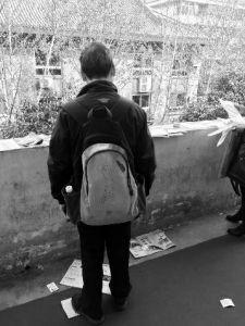 “娃在湖南上大學(xué)，馬上就要畢業(yè)了，所以我經(jīng)常在網(wǎng)上瀏覽咸陽(yáng)、西安的招聘信息，想讓他畢業(yè)后留在我和他媽身邊……”3月14日，秦都區(qū)人才交流中心在區(qū)政府二樓舉辦招聘會(huì)，一名50多歲的“求職者”吸引了不少人的目光。據(jù)悉，此次招聘會(huì)共有市內(nèi)外112家企業(yè)參加，提供就業(yè)崗位3200個(gè)。