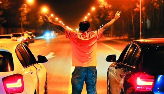 2013年8月25日凌晨，北京，在東壩大街路口進(jìn)行的一場(chǎng)飆車。