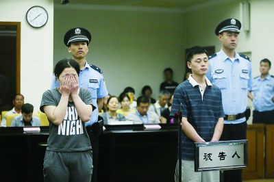 聽到判決，賈某（左）哭了起來。一直到被帶離法庭，夫妻倆沒說一句話