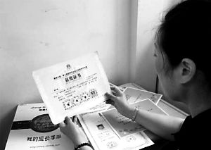 思念小寶的時候，李女士就一遍遍整理孩子留在家里的物品。