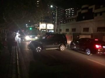 10月22日被推到路面的車攔住了公交車。（圖據(jù)網(wǎng)絡(luò)）