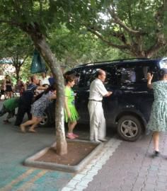 今年夏天壩壩舞成員將一輛小車推向公路。（圖據(jù)網(wǎng)絡(luò)）