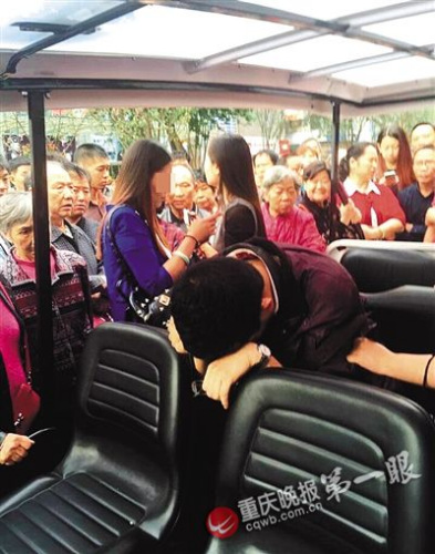 偷拍男子（前）照片來源于網(wǎng)絡(luò)，請作者與重慶晚報(bào)聯(lián)系