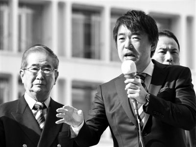 29日，日本著名極右翼分子石原慎太郎（左）和新生代右翼政客橋下徹在東京街頭演講拉票。