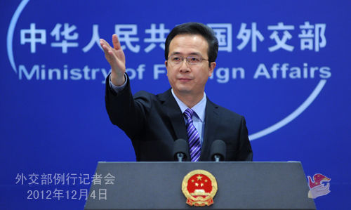 外交部發(fā)言人洪磊主持例行記者會。