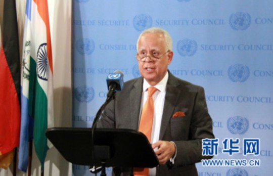 12月12日，在美國紐約聯(lián)合國總部，安理會(huì)本月輪值主席、摩洛哥常駐聯(lián)合國代表盧利什基向媒體宣讀聲明。聯(lián)合國安理會(huì)12日發(fā)表媒體聲明，對(duì)朝鮮發(fā)射衛(wèi)星的行為表示譴責(zé)。 新華社記者林瓊攝