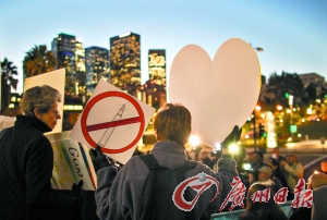 　14日，在美國首都華盛頓白宮外，民眾舉行燭光集會，悼念當(dāng)日康涅狄格州桑迪胡克小學(xué)槍擊案遇難者，呼吁