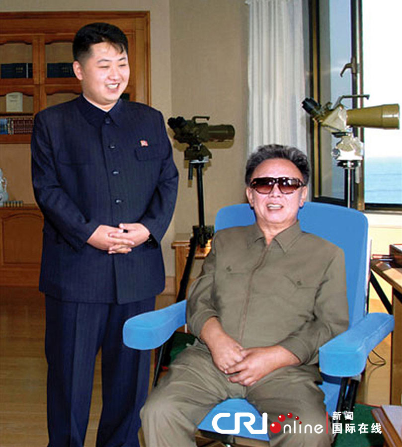 朝鮮公布金正恩掌權(quán)前與父合影照 朝鮮公布金正恩掌權(quán)前與父合影照