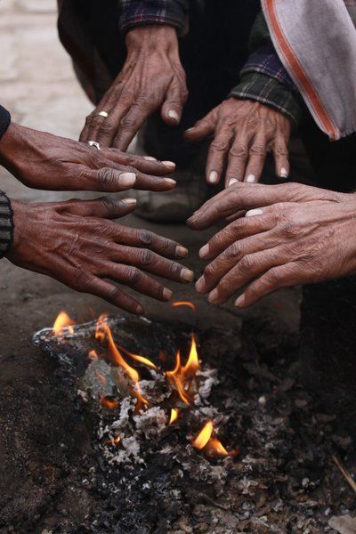 印度阿姆利則勞動者在路邊烤火 印度阿姆利則勞動者在路邊烤火
