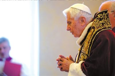 ?11日，本篤十六世出席主教會(huì)議，宣布將于本月28日退位。圖/CFP