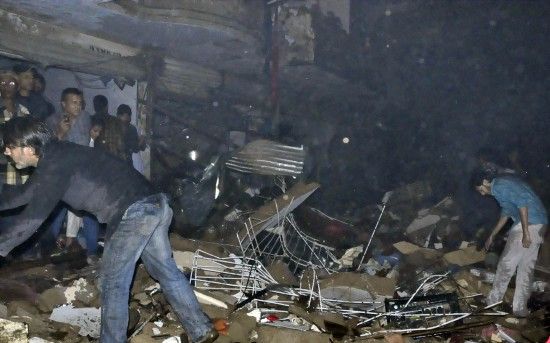 3月3日，在巴基斯坦南部城市卡拉奇，救援人員在爆炸現(xiàn)場(chǎng)工作。