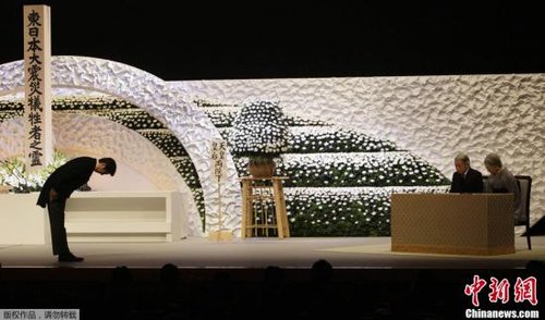 “3·11”東日本大地震兩周年紀(jì)念追悼儀式在東京舉行，日本明仁天皇與皇后、首相安倍晉三出席