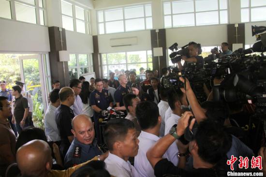 　　6月1日，菲律賓內(nèi)政部長羅哈斯在菲國家警察部隊司令普里斯馬等人陪同下召開記者會，介紹環(huán)球城公寓樓