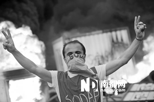 5月31日，土耳其示威者在伊斯坦布爾市中心的塔克西姆廣場抗議政府拆除加濟公園的計劃。