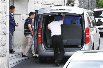 16日,為追征前總統(tǒng)全斗煥的非法資金,韓國(guó)檢察廳搜查其住宅和家族企業(yè)。