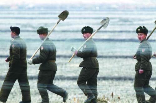 朝軍士兵前往田地支援地方建設(shè)。