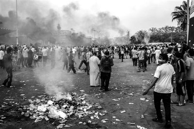 7月27日,在埃及首都開羅,穆爾西支持者同防暴警察發(fā)生沖突。新華社發(fā)