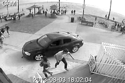 監(jiān)控錄像截屏圖：3日，美國洛杉磯市，一輛汽車沖進(jìn)威尼斯海灘棧道上的人群。圖/東方IC