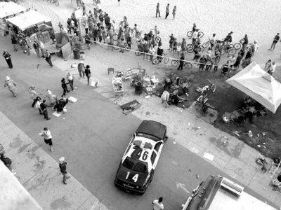 3日，美國洛杉磯，威尼斯海灘上血跡斑斑，警方正在調(diào)查。圖/東方IC