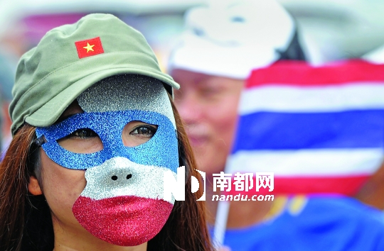 4日，一名泰國(guó)反政府人士頭戴面具在首都曼谷參加集會(huì)。