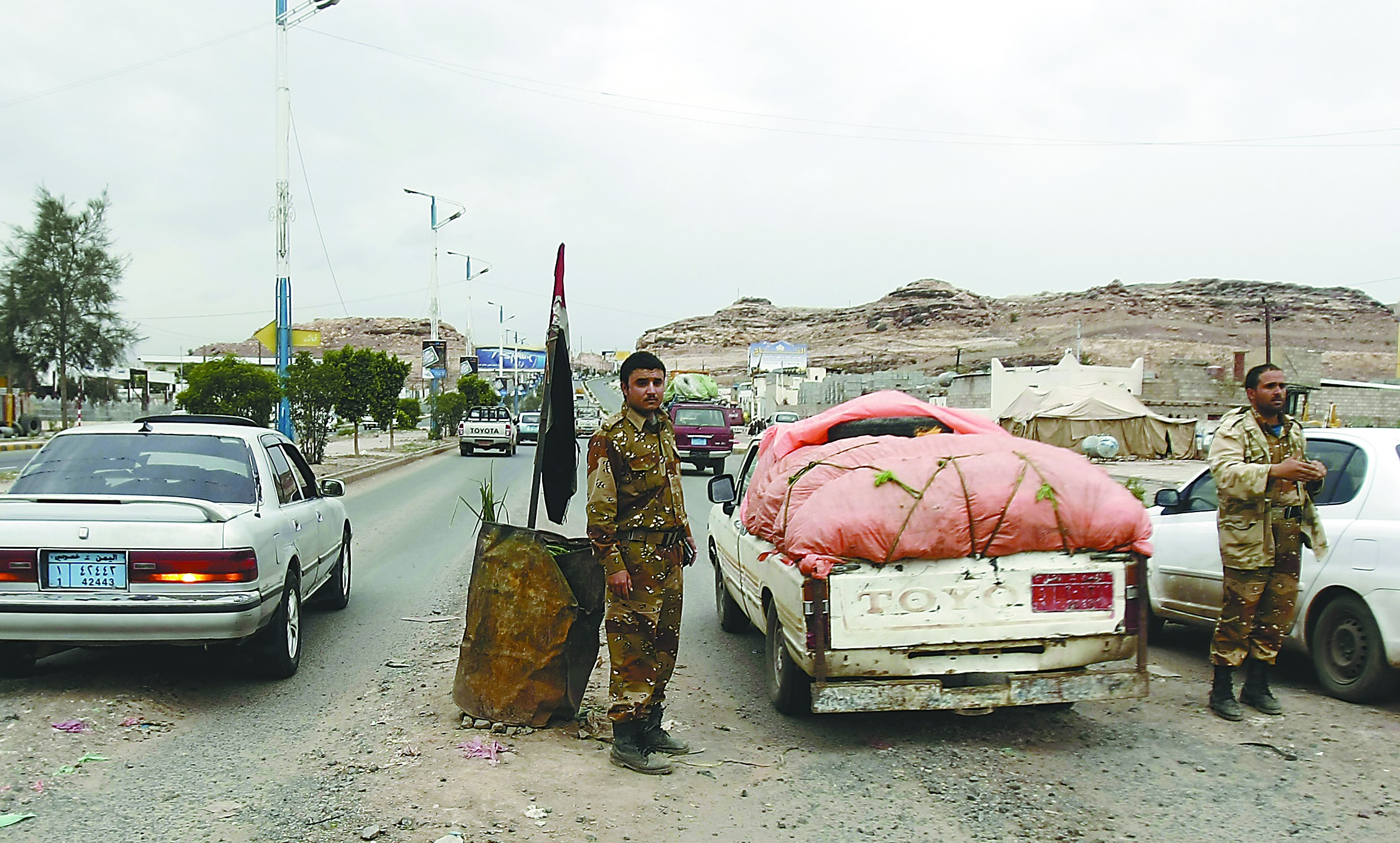 當?shù)貢r間4日，在也門首都薩那，安全人員在通往美國大使館的路上設(shè)置檢查站檢查過往車輛。
